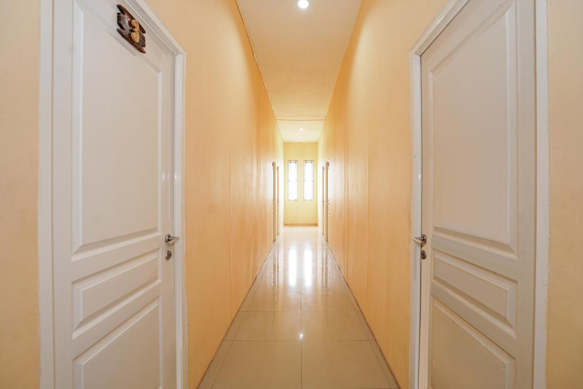 O Juanda Near Terminal International Juanda Hotel 3*